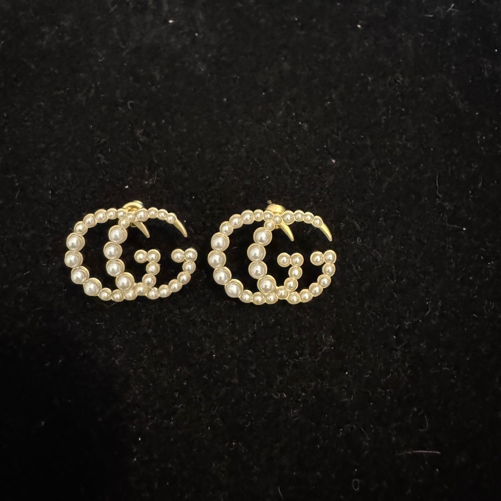 Gucci Gold and Cream Pearl Earrings with Sophisticated Design - Picture 2 of 6